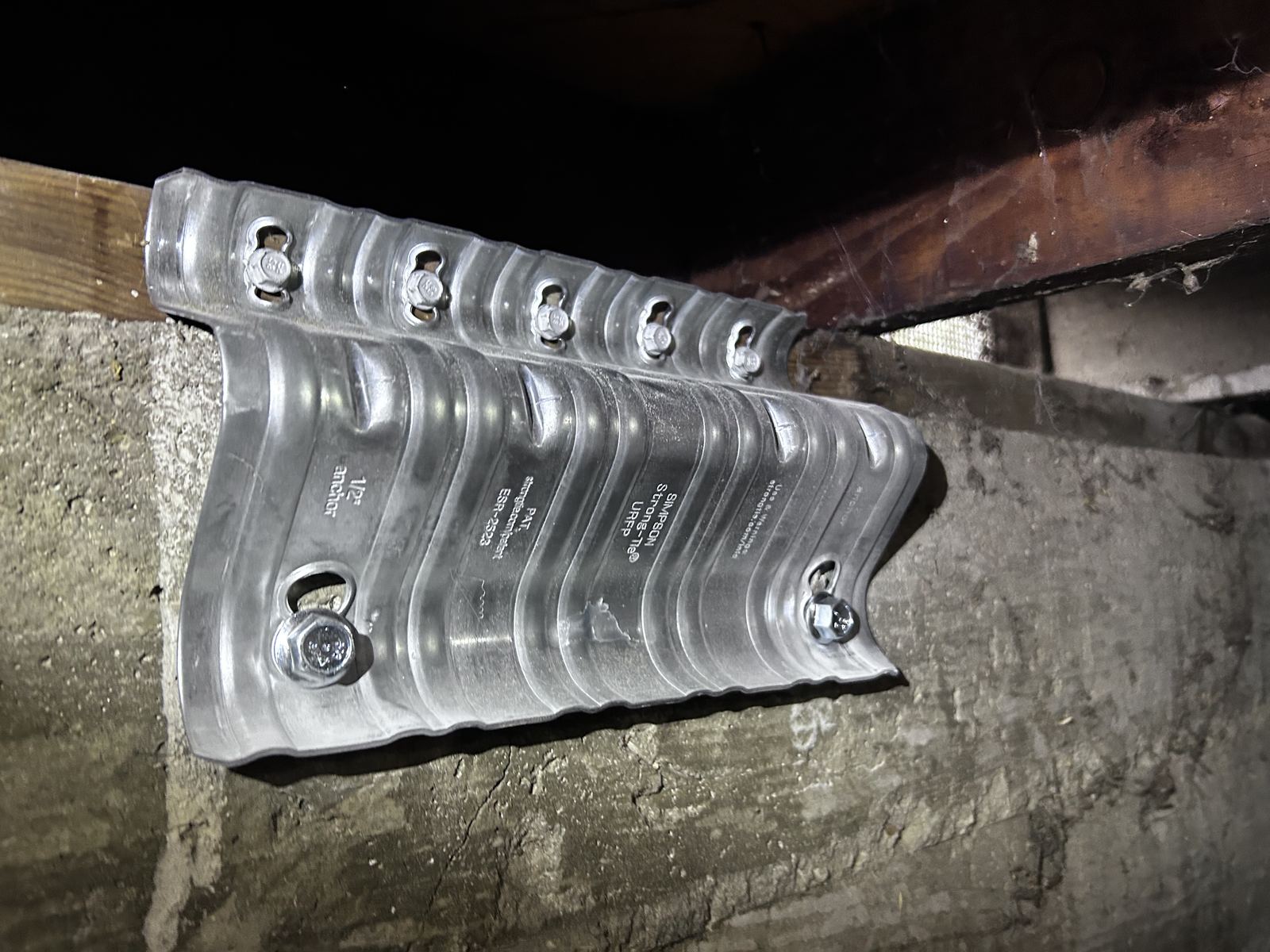 Seismic plate installed on the foundation